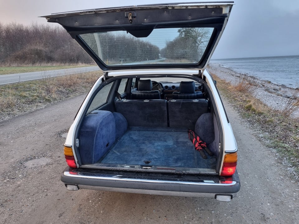 Mercedes 300 3,0 TD stc. Diesel modelår 1984 km 240000 Hvid