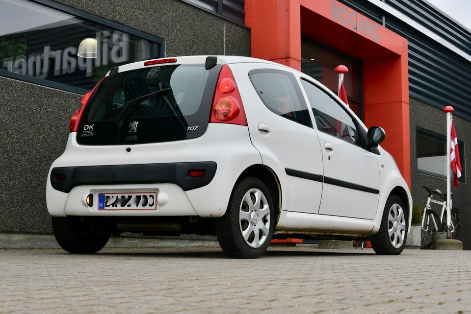 Peugeot 107 1,0 Comfort Benzin modelår 2010 km 119000 Hvid