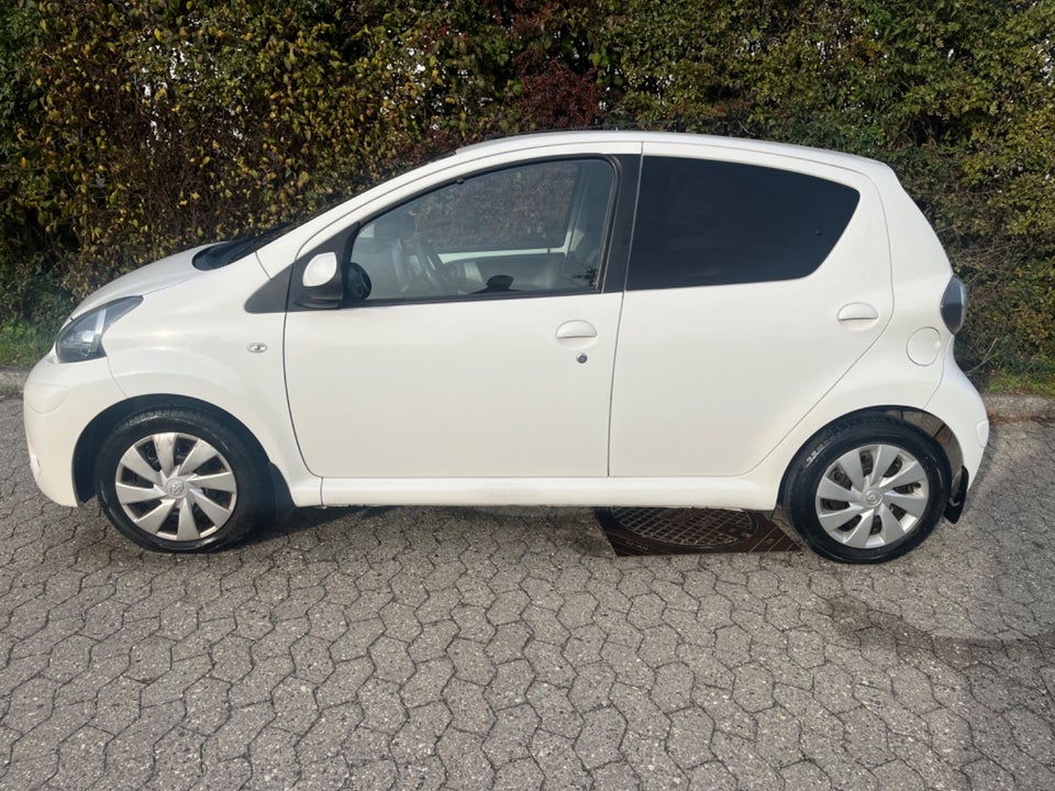 Toyota Aygo 1,0 VVT-i T2 Air Benzin modelår 2012 km 84000 Hvid