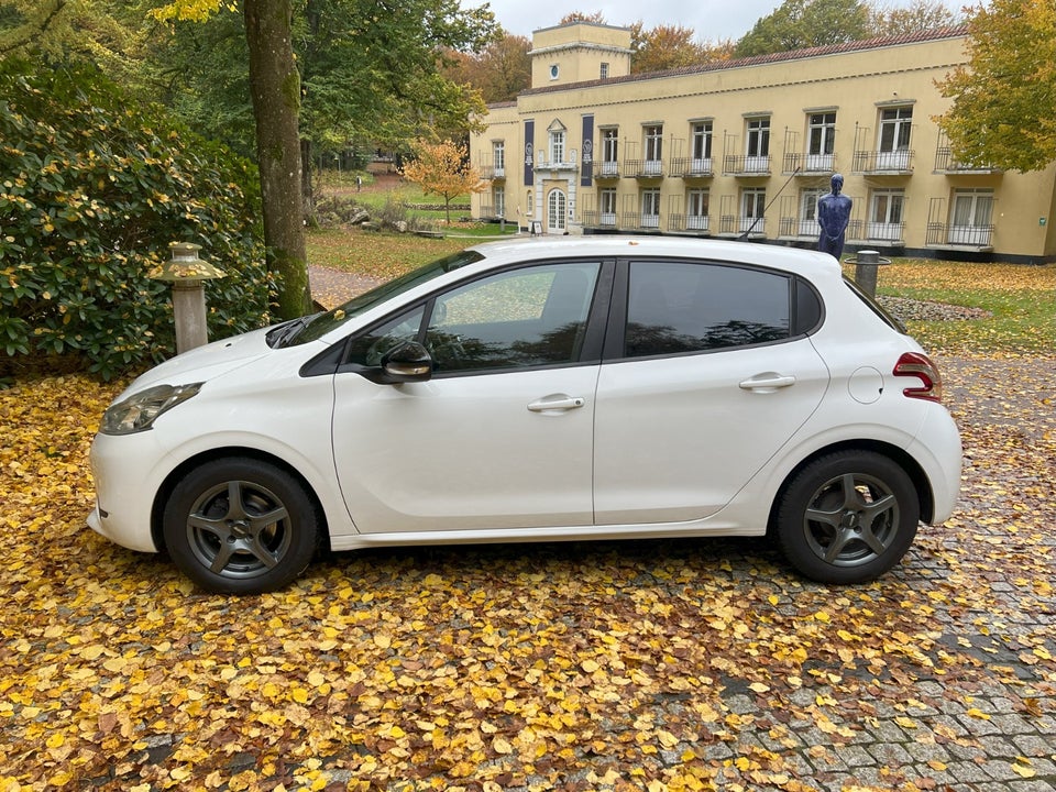 Peugeot 208 1,2 VTi Active Benzin modelår 2012 km 251000 Hvid