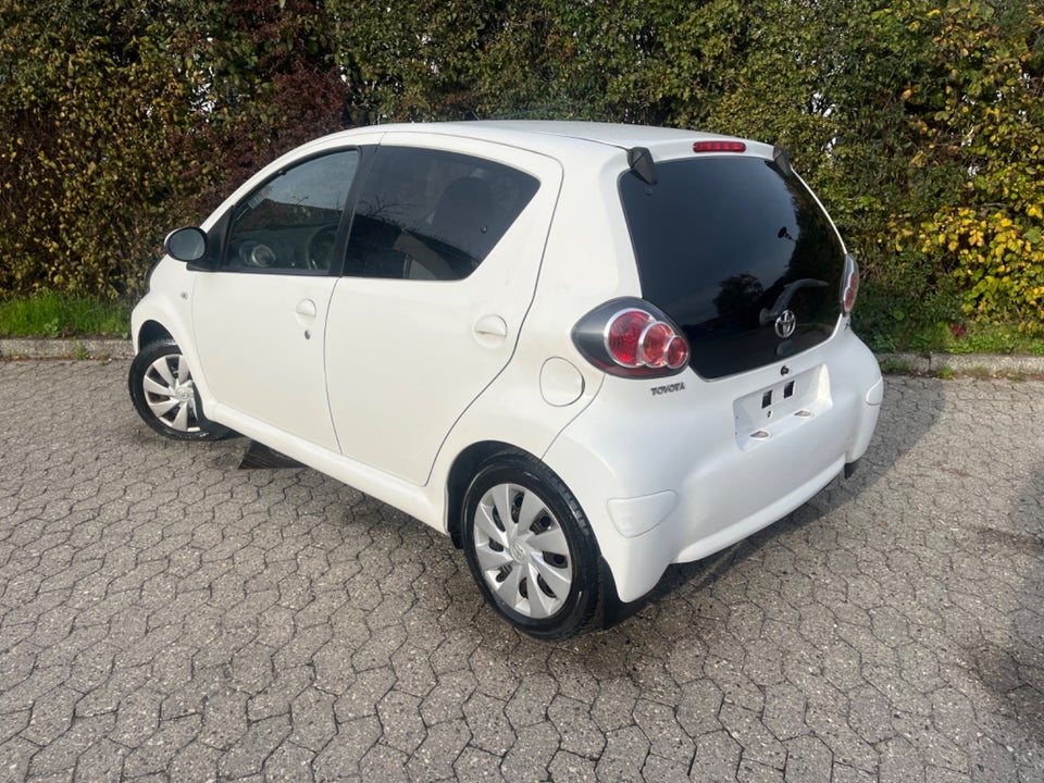 Toyota Aygo 1,0 VVT-i T2 Air Benzin modelår 2012 km 84000 Hvid