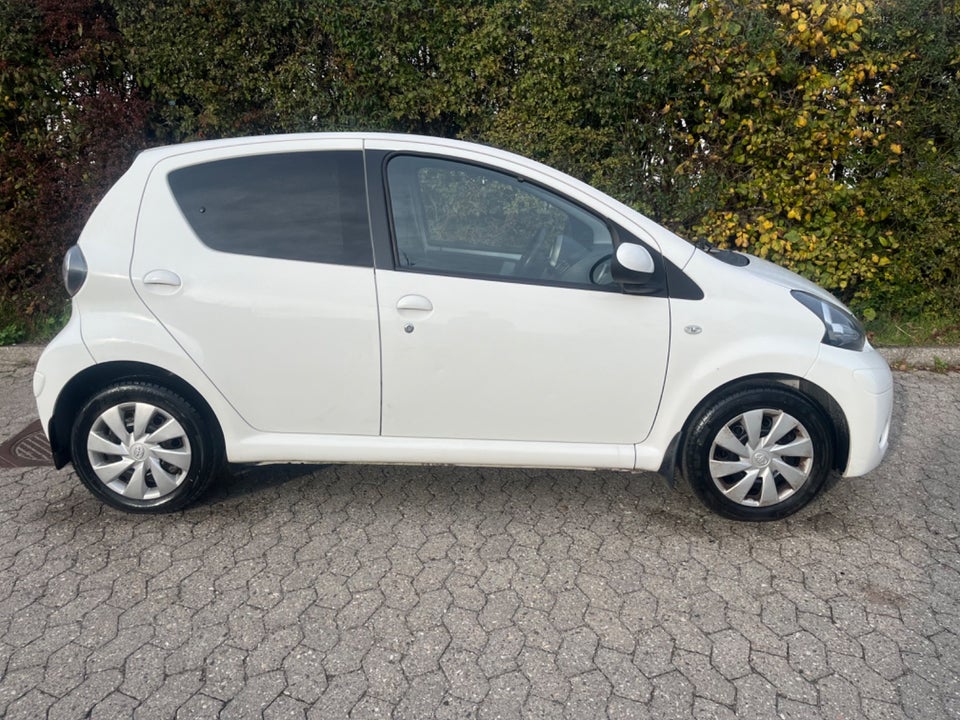 Toyota Aygo 1,0 VVT-i T2 Air Benzin modelår 2012 km 84000 Hvid