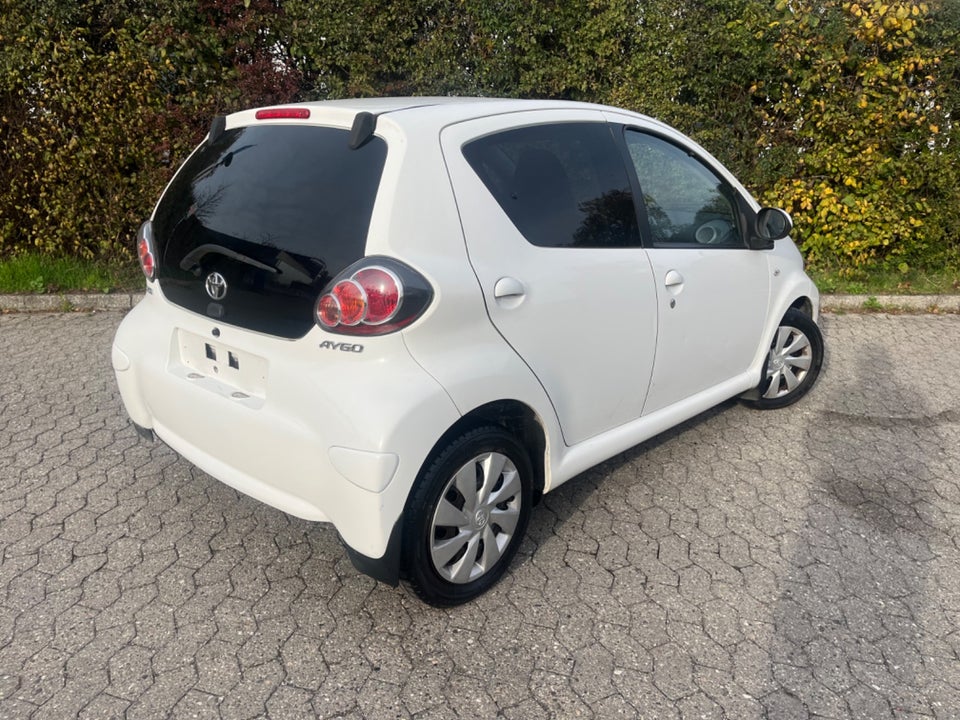 Toyota Aygo 1,0 VVT-i T2 Air Benzin modelår 2012 km 84000 Hvid