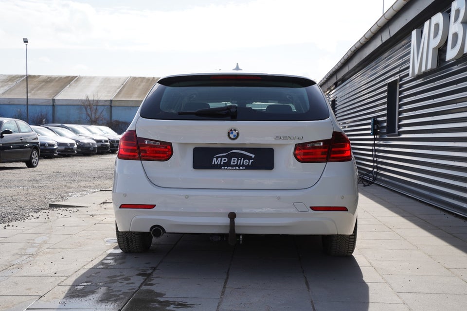 BMW 320d 2,0 Touring Diesel modelår 2015 km 187000 Hvid træk