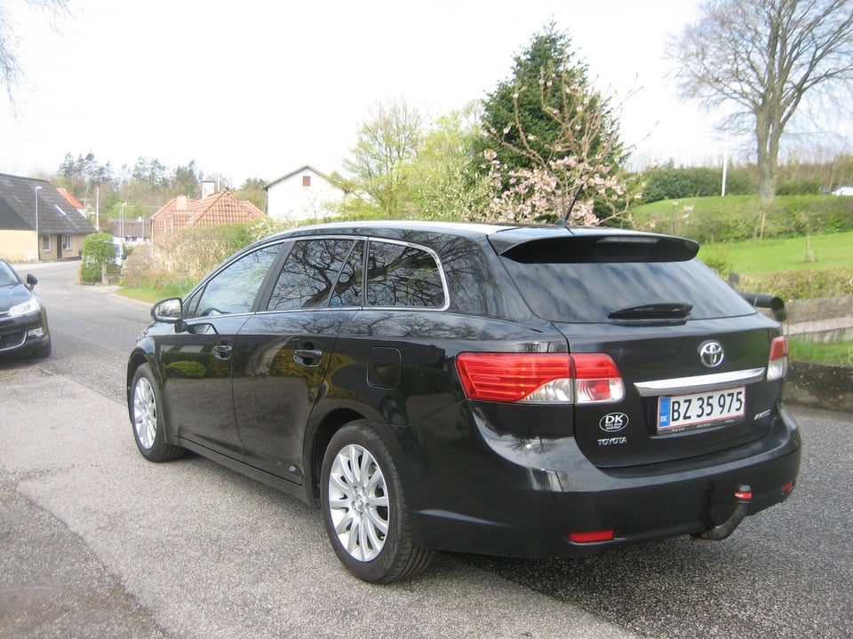 Toyota Avensis 1,8 VVT-i T2 Premium stc. Benzin modelår 2015