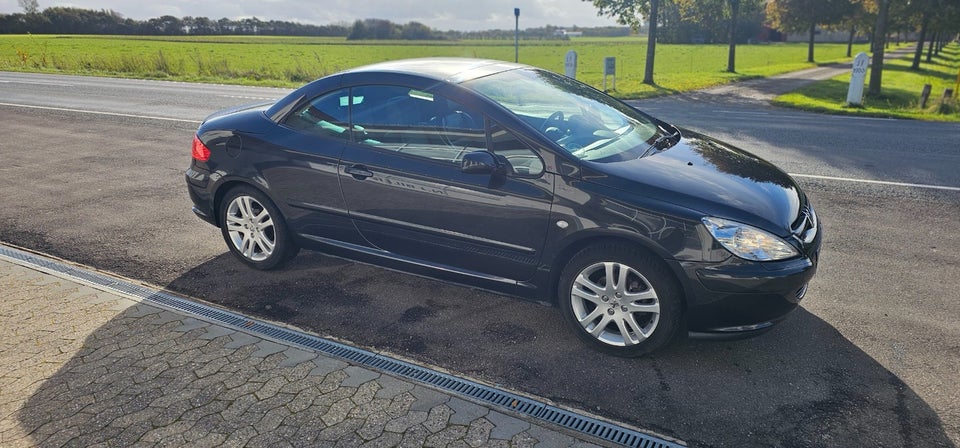 Peugeot 307 2,0 16V CC Benzin modelår 2004 km 114000 Sort