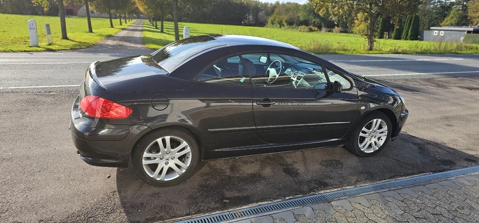 Peugeot 307 2,0 16V CC Benzin modelår 2004 km 114000 Sort