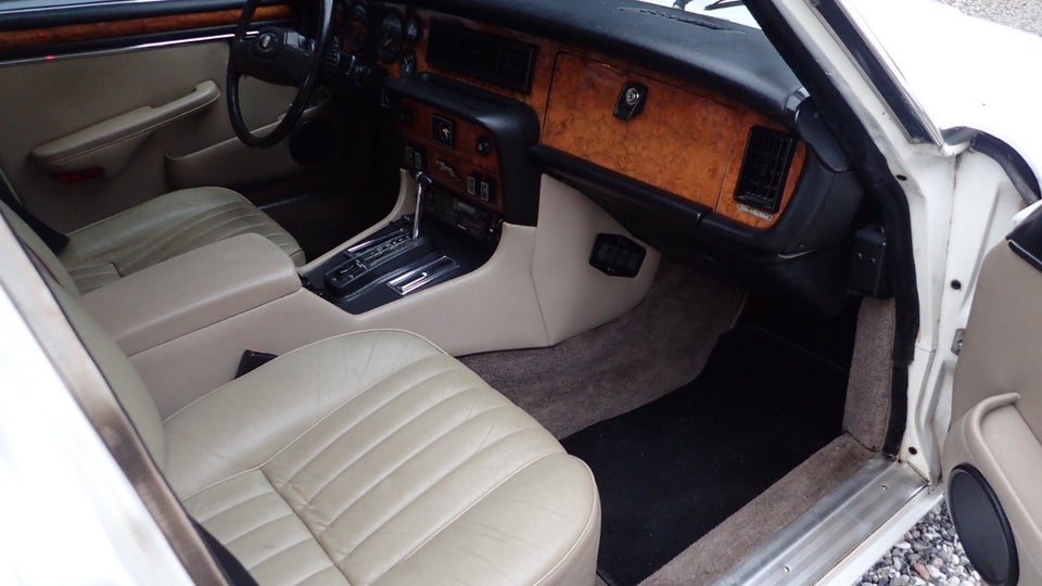 Jaguar XJ6 4,2 Benzin modelår 1984 km 143000 centrallås