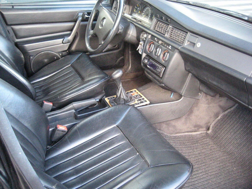 Mercedes 190 E 3,7 AMG Benzin modelår 1987 km 226000 Sort