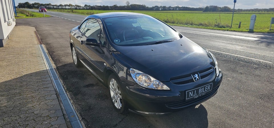 Peugeot 307 2,0 16V CC Benzin modelår 2004 km 114000 Sort