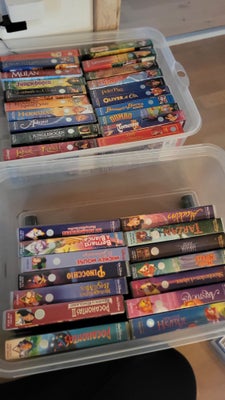 Eventyr, Disney, instruktør Disney, 34 Disney VHS-bånd sælges. En god blanding af de klassiske og de