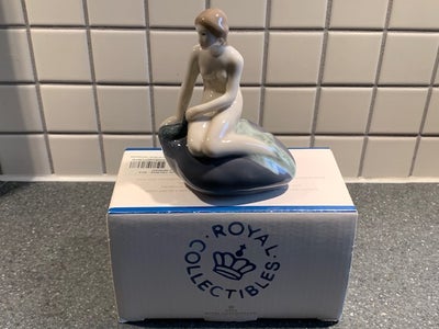 Porcelæn, Royal Copenhagen Årsfigur, 

Årsfigur af Den Lille Havfrue hvor hun fra havet spejder efte