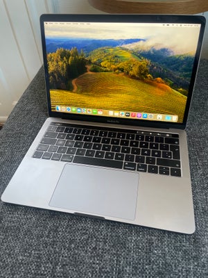 MacBook Pro, A1989, 2.3 GHz, 8 GB ram, 512 GB harddisk, God, Fin Macbook Pro fra marts 2019
Virker f