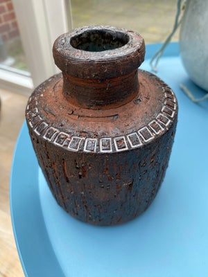 Vase, Tusbo, Flot Tusbo keramik vase. Karakteristisk Tusbo med blå-grøn glasur indvendig. Vasen er c