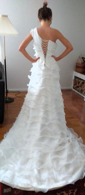 Brudekjole, Lia, str. 36, polyester, Ubrugt, Lidt anderledes, asymmetrisk smuk brudekjole. Kjolen er