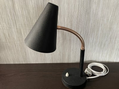 Skrivebordslampe, E. S. Horn, Bordlampe / skrivebordslampe fra 1950´ erne.
Farve: Sort krympelak og 