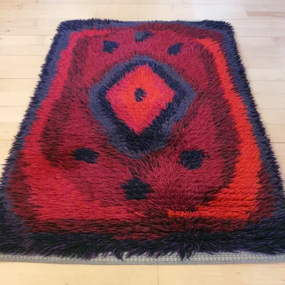 Andet tæppe, Smukt svensk ryatæppe i en lækker farvepalette. 
Med lidt fantasi så er det en flot og 