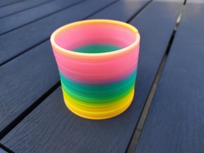 Andet legetøj, Regnbuefjedre af samme type som Slinky, diameter ca. 7 cm.

Jeg har nogle stykker, de