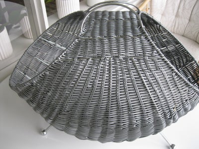 magasin/avisholder, aluminium, længde målt under bunden 63 cm 
Meget velholdt uden fejl 