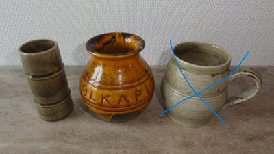 Keramik, Vase, krukke og krus, HPK m.m., Vase højde 10,5 cm. Dia. 4,5 cm.
Kr. 25.-
Ølkapsel krukke g