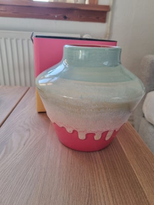 Keramik, Vase, Kähler kimpop vase

23cm

Ny i æske 

Fragt 50kr 