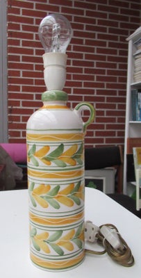 Lampe, dansk keramik, Retro keramiklampe i form af en brændsvinsdunk.
Lampen er dekoreret i Kastrups
