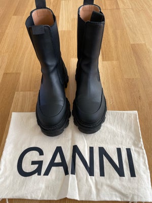 Støvler, str. 37, Ganni,  Sort ,  Læder ,  Næsten som ny, 	
Ganni - Ohoskin Cleated Mid Chelsea Boot