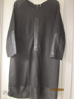 Skindkjole, ONE TWO' Luxzuz,700 kr rabat, str. XL,  sort,  Viscose-polyester mm,  Næsten som ny, SLA