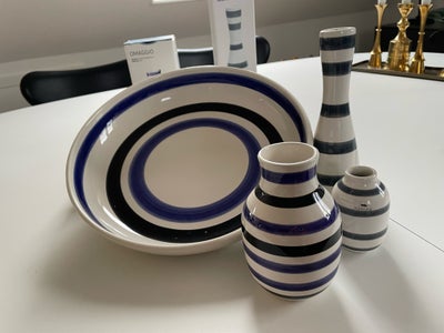 Porcelæn, Fad, vaser og lysestage  , Kähler, 
 Fra serien Omaggio
Fad     30 cm i dia.  Blå og sorte
