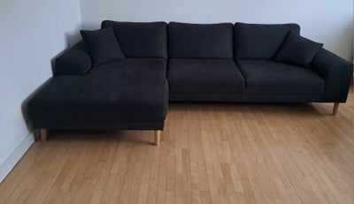 Sofa, stof, 3 pers., Sofa med chaiselong, farven er mørkegrå, ben i egetræ. Længde: 280 cm. Bredde: 