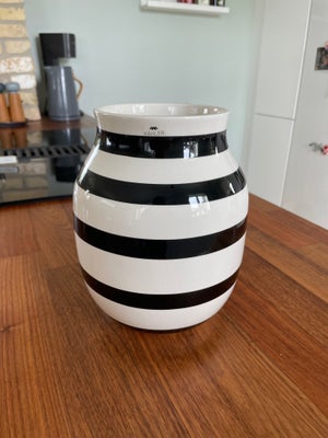 Vase, Omaggio, Kähler, Vase fra Kähler Omaggio i sort og hvid. Den er 20 cm høj. 
Aldrig brugt, så h