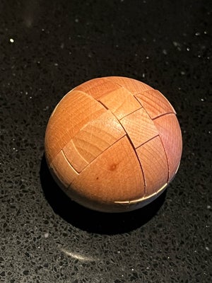 Puslespil, Rund, Sjov rund “træpuslespils bold”

Kan afhentes eller sendes på købers regning