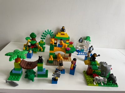 Lego Duplo, ZOO. På savannen går der to giraffer og gnaver på træerne. En abe sidder i toppen af et 