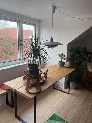 Spisebord, Plankebord med tilhørende bænk sælges.

Befinder sig i Aarhus.

Skriv til otto på 40 88 0