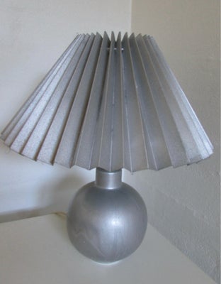 Anden bordlampe, Lampe.
Sølvfarvet lampe og lampeskærm.
Høj: 31 cm.
Inklusiv tænd/sluk knap på lampe