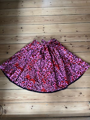 Nederdel, str. 40,  Ida Dakar, Pink & sort
Flot leopard nederdel med A-facon, bindebånd og lommer
De