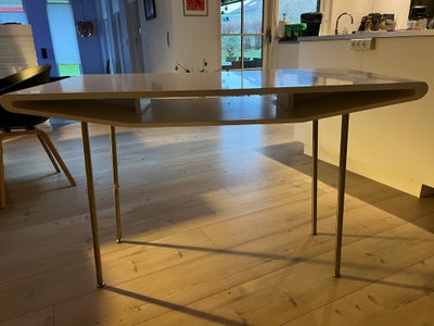 Skrivebord, Ikea, b: 120 d: 60 h: 93, Meget lidt brugt. Meget enkelt. Hvidt med stålben.
