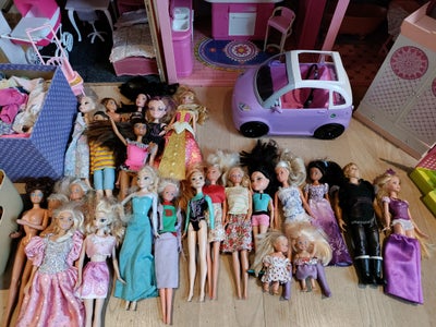 Barbie, Barbiesamling, Så sælger datteren ud. Kæmpe barbiepakke med hus, bil og en stor kasse med be