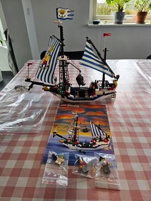 Lego Pirates, 6280, 6280 lego pirat skib og god stand og med samlevejledning. 
Enkelte hvide klodser