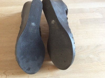 Sandaler, str. 40, DUFFY,  Sort,  Næsten som ny, Sort sandal m. kilehæl og lynlåslukning bag. Brugt 
