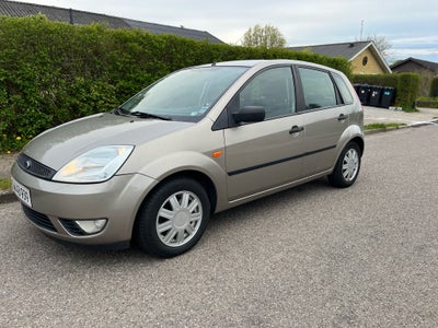 Ford Fiesta, 1,4 Ambiente, Benzin, 2002, km 105000, champagnemetal, ABS, airbag, alarm, 5-dørs, cent