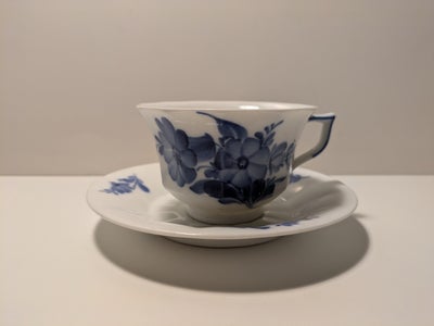 Porcelæn, Diverse dele, 
Diverse dele - Blå Blomst "KANTET" Royal Copenhagen

Kaffekop  40 kr
Thekop