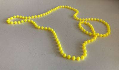 Halskæde, Ældre Retro halskæde i plastik med masser af kugler, i en frisk fræk gul farve
Yderst velh