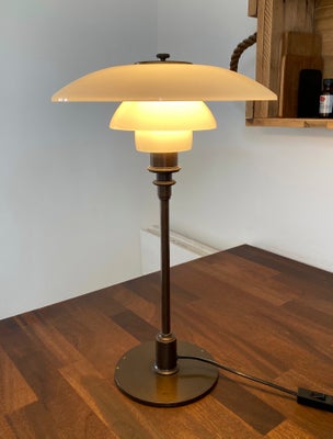 Anden bordlampe, PH, 

Meget smuk 3/2 bordlampe fremstillet i bruneret messing i anledning af PH’s 1