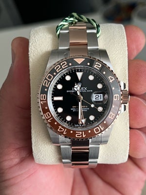 Herreur, Rolex, Rolex GMT-Master II (Rootbeer)
Ref.nr 126711CHNR
Fra Oktober 2024 (1mdr gammel)
Omfa