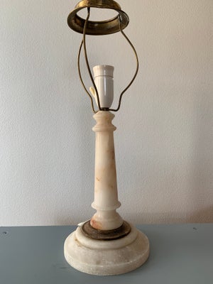 Lampe, Smuk ældre stor bordlampe i lyserød marmor med teaktræ og fatning i messing.   

Lampen er 48