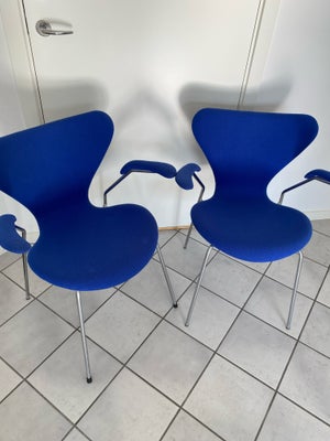Arne Jacobsen, 7’er stolen, To 7’er stole med armlæn, To stk 7’er stole med armlæne og uldstof. De e