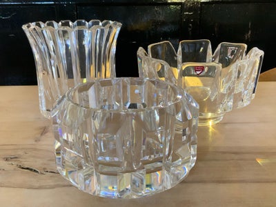 Glas, Vase og skåle, ORREFORS KRYSTAL

Vase design stenhammer Gunnar Cyrén signeret h 20 x 15 cm Orr