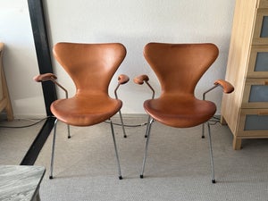 To Arne Jacobsen 3207 i patineret cognac læder