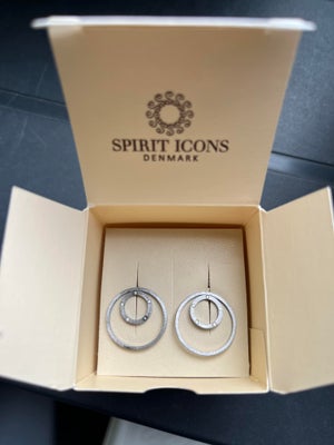 Ørestikker, sølv, 

Helt nye sølv ørestikker fra Spirit Icons med fem små sten i inderste ring.